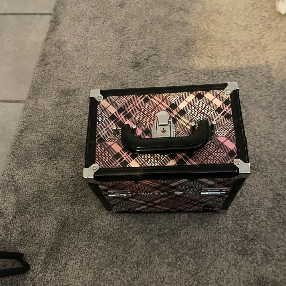Makeup Box - Picture 2 of 4